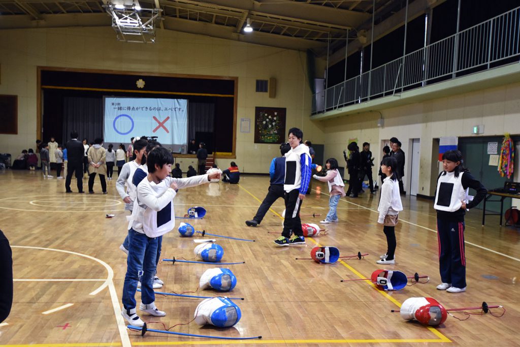 千葉県長柄町の小学校で フェンシング体験 ロシア交流の出前授業をおこないました 株式会社ミライノラボ